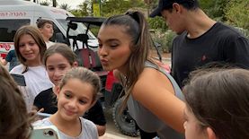 אלין גולן יחד עם הילדים, צילום: יחצ הוט